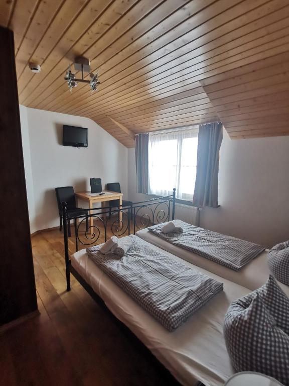 Postel nebo postele na pokoji v ubytování Hotel Karwendelblick