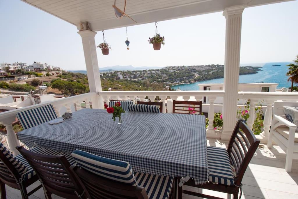 - une table bleue et des chaises sur une terrasse couverte avec vue dans l'établissement 4 Yatak Odalı Şık Villa, à Milas