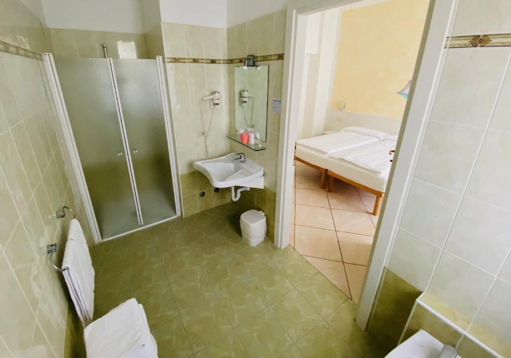 Koupelna v ubytování Hotel Ideal