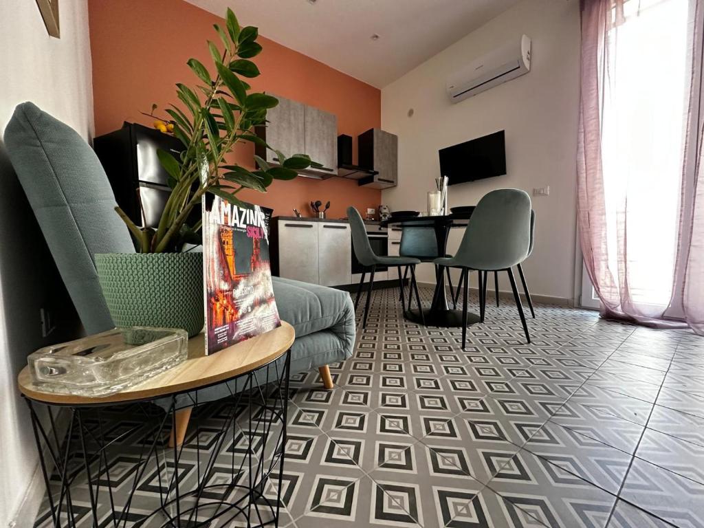 - un salon avec un canapé et une salle à manger dans l'établissement M'AMA apartment 1, à Ficarazzi