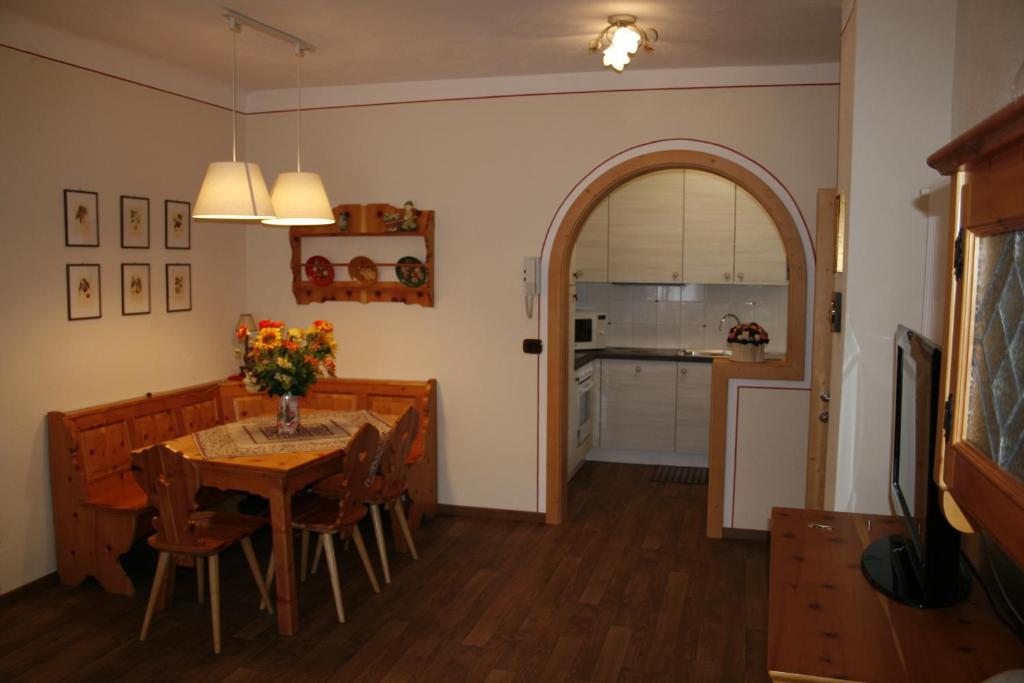 a kitchen and dining room with a table and chairs at Casa Basilio in Predazzo