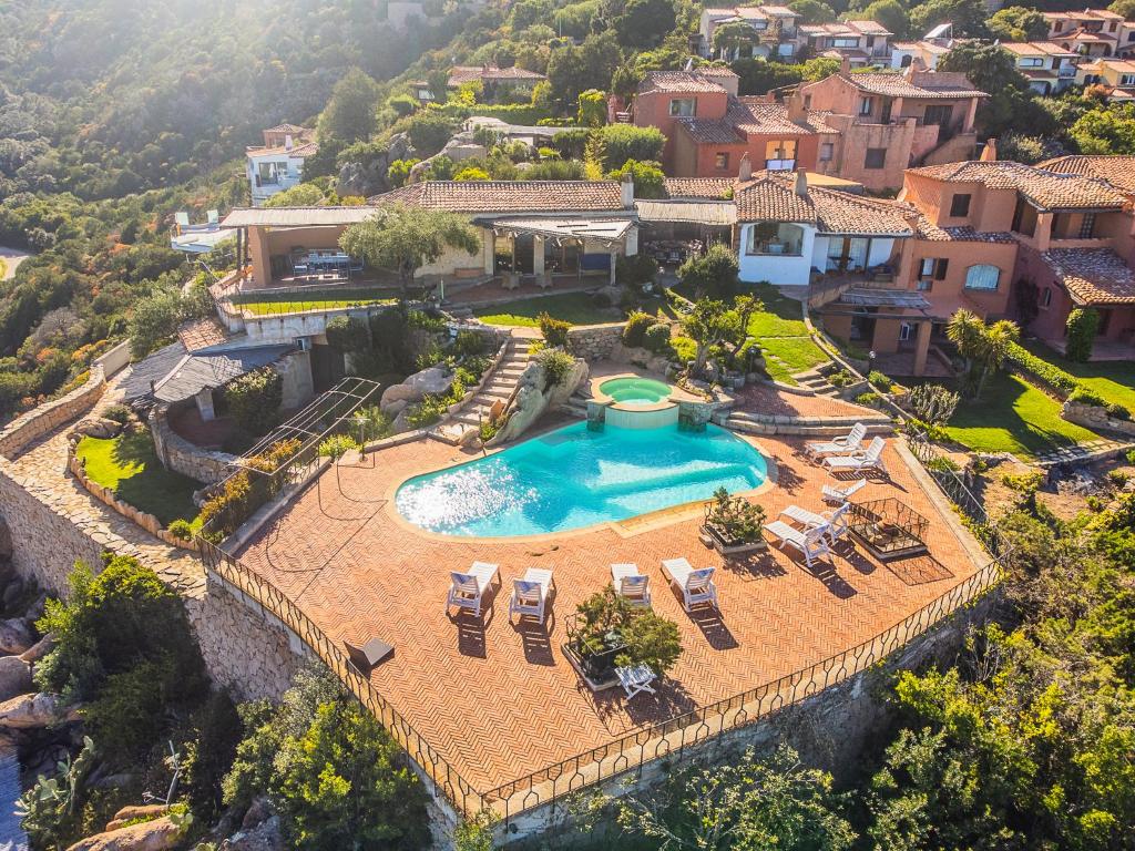einen Luftblick auf eine Villa mit einem Pool in der Unterkunft Sardinia Family Villas - Villa Carmen with sea view and pool in Porto Cervo
