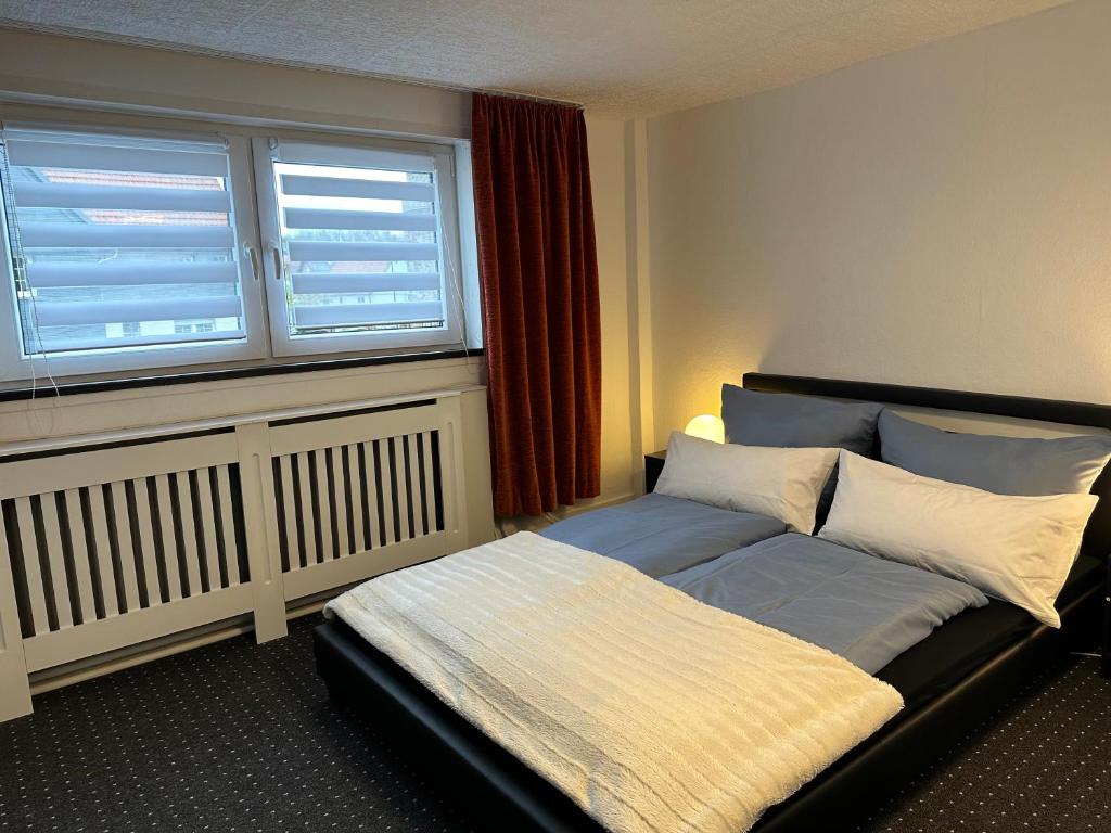 uma cama num quarto com uma janela e uma cama sidx sidx em Landgasthaus Tenne am Schloss Romrod em Romrod