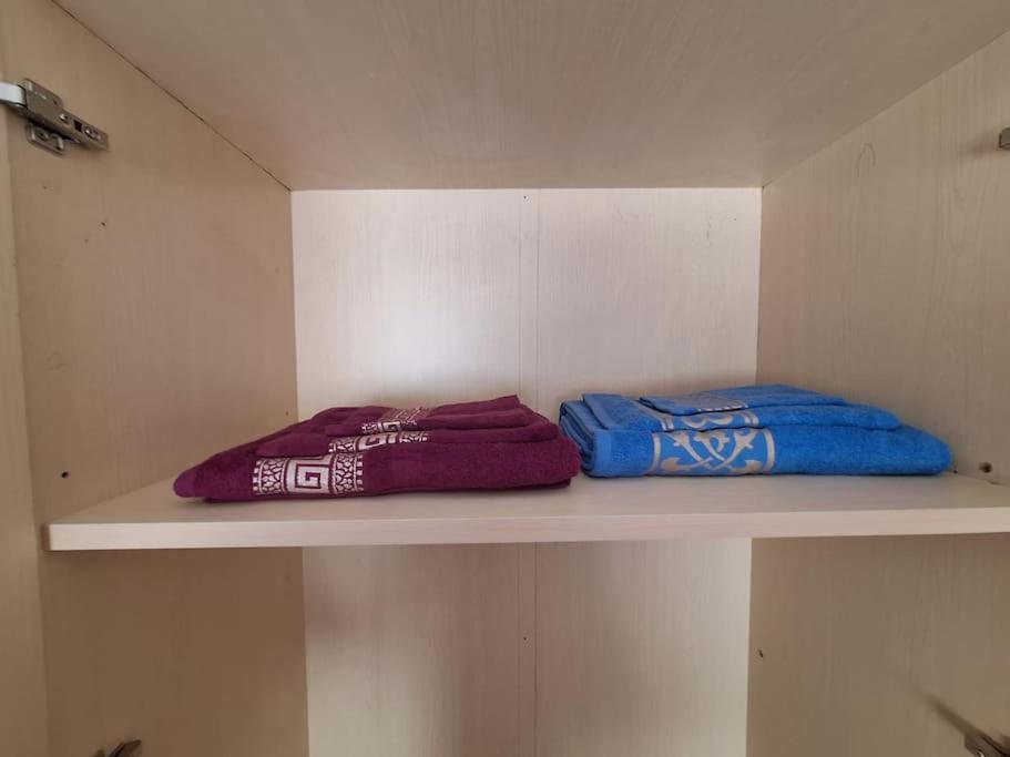 dos toallas están sentadas en un estante en una habitación en Votre chez-vous à Agadir, en Agadir