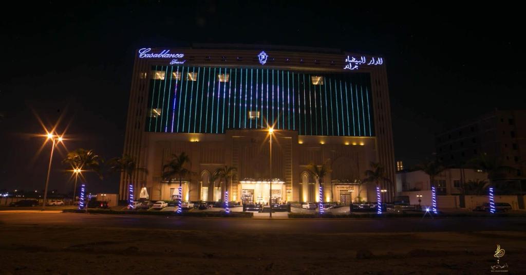 فندق الدار البيضاء جراند في جدة: مبنى كبير به أضواء زرقاء في الليل