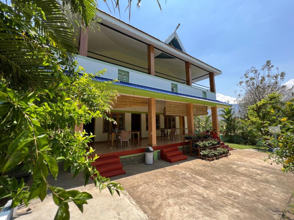 una casa con panche rosse davanti di The Midway Jungle Resort a Masinagudi