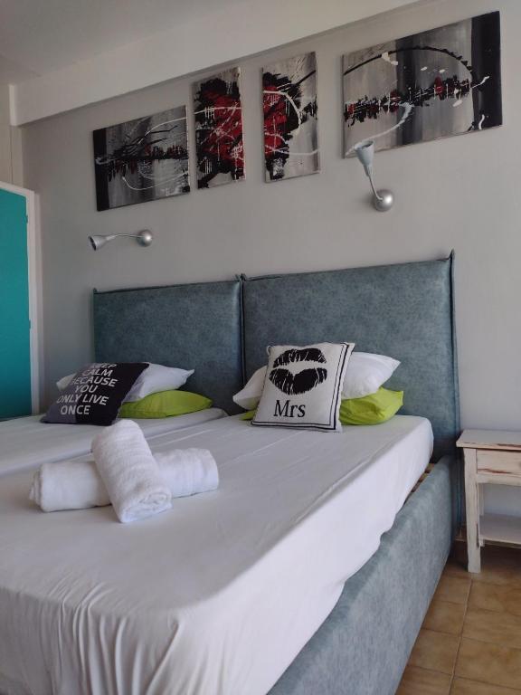 Postel nebo postele na pokoji v ubytování Art Studios Benitses