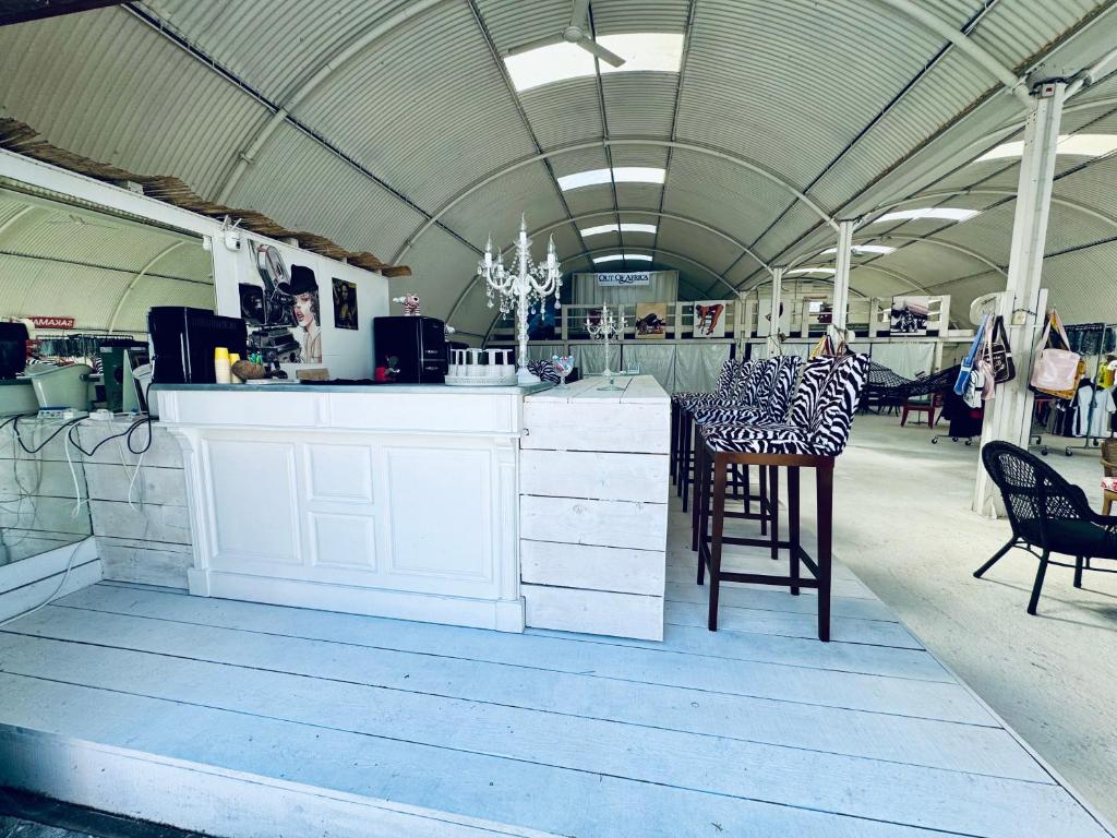 un magasin avec des tables et des chaises dans un bâtiment dans l'établissement Maison avec piscine, à Antibes