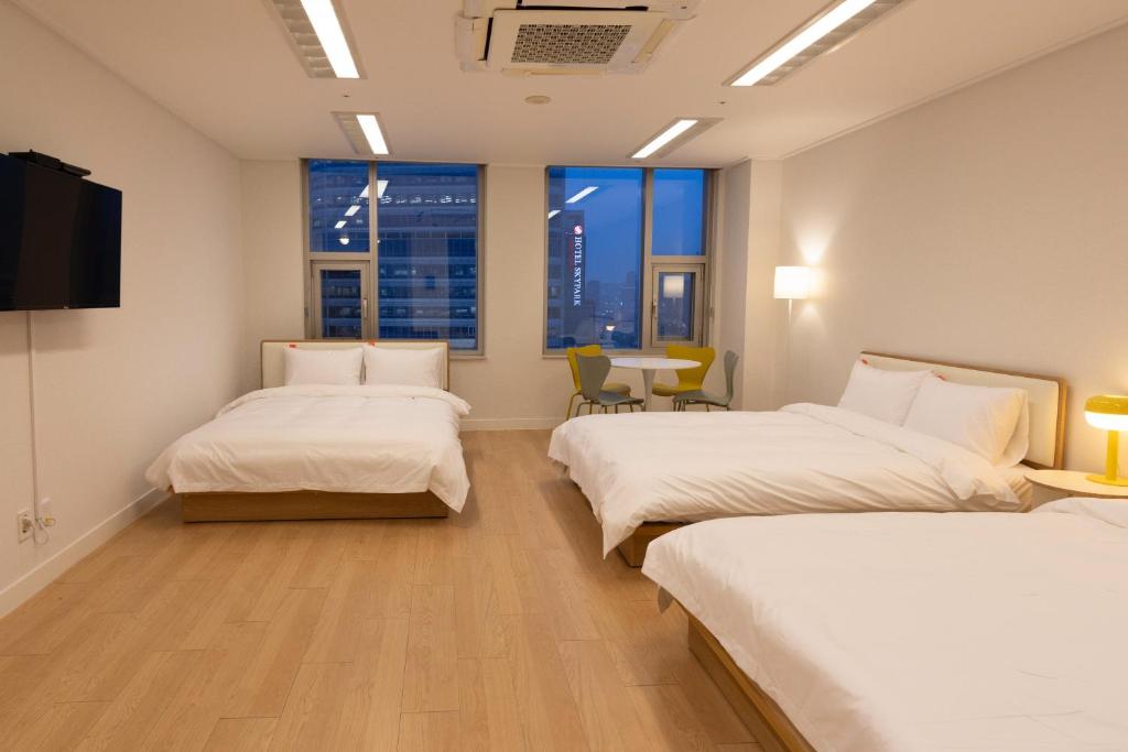 "GRAND OPENED" Maxtyle Guesthouse Dongdaemunにあるベッド