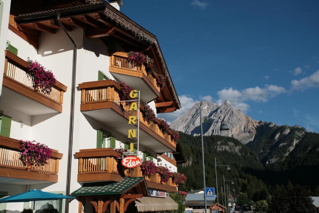 Nespecifikovaný výhled na hory nebo výhled na hory při pohledu z hotelu