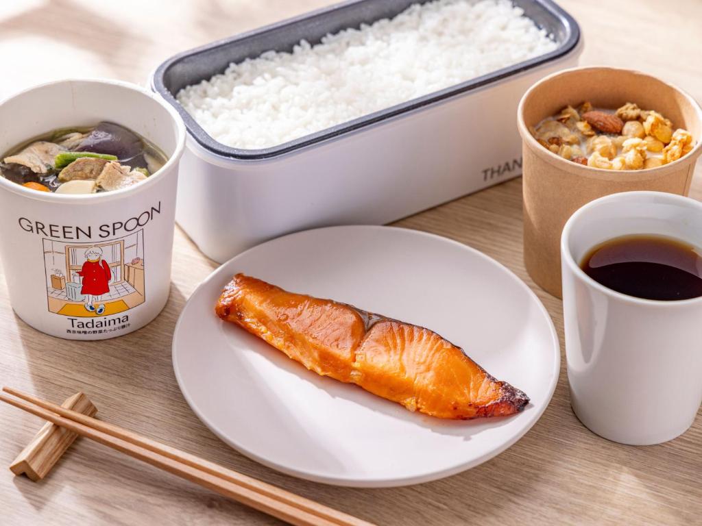 ホテルの敷地内または近くでの食事または食べ物