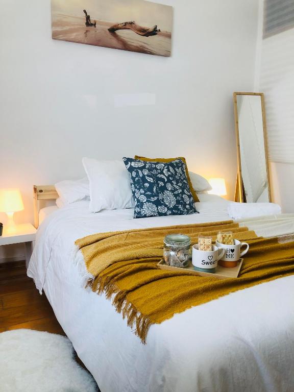 A bed or beds in a room at Quarto Duplo em Lisboa - Casa de Anfitrião