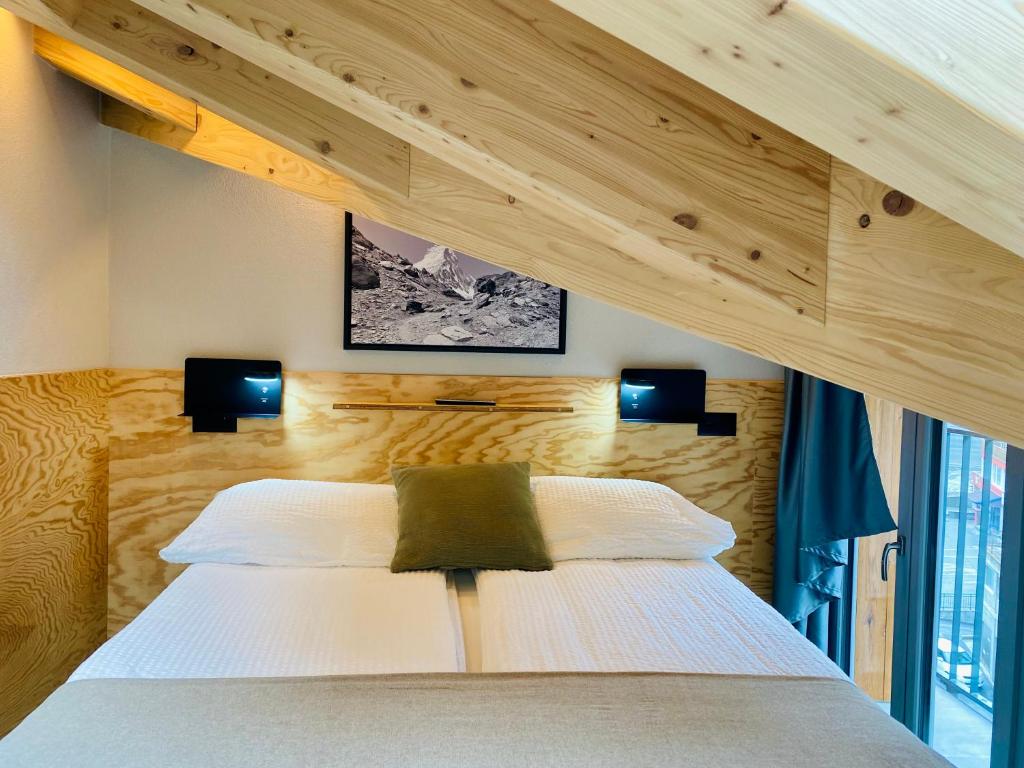 Postel nebo postele na pokoji v ubytování Peaky Riders Self Check-in Hotel