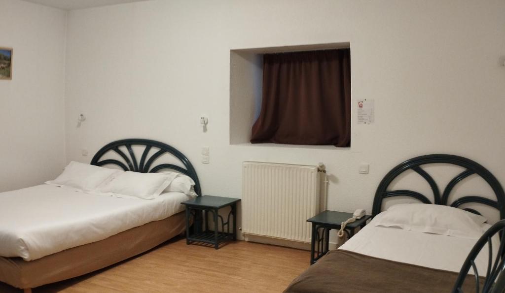 Postel nebo postele na pokoji v ubytování Hotel Du Rocher