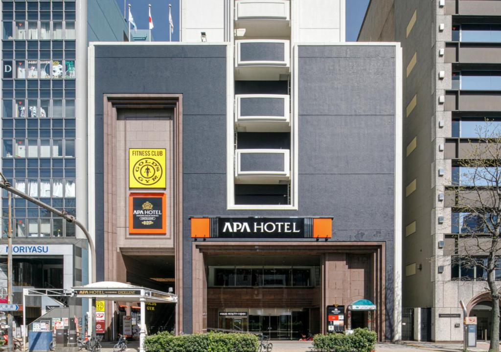 un bâtiment avec un hôtel audi dans une ville dans l'établissement APA Hotel Nagoya Sakaeekimae Excellent, à Nagoya