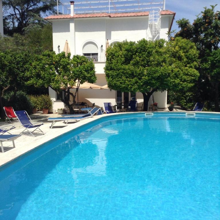 Bazén v ubytování Villa Harmony Sorrento nebo v jeho okolí