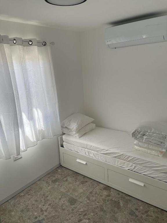 Postel nebo postele na pokoji v ubytování צימר נסה (הכלה)