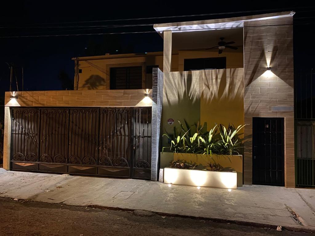 una casa con una puerta por la noche con luces en Residencias Las Flores, en La Paz