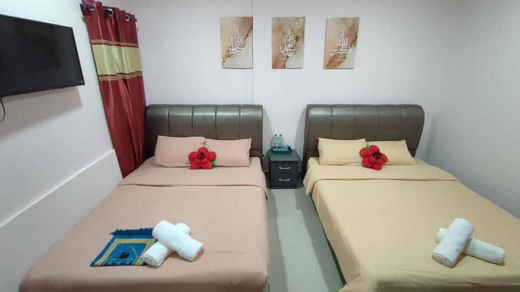 Postel nebo postele na pokoji v ubytování Santai Desa Chalet musleem 0nly