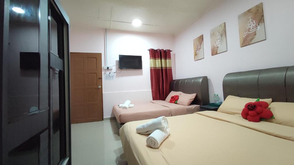 Postel nebo postele na pokoji v ubytování Santai Desa Chalet musleem 0nly