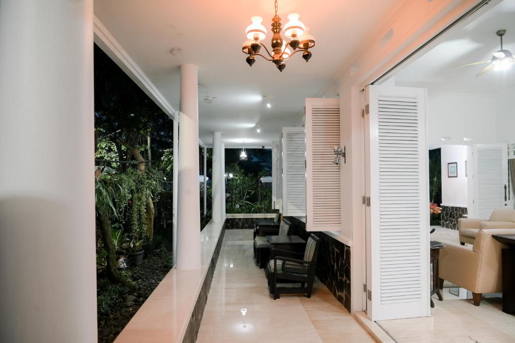 Posezení v ubytování Kirana Guest House Bogor