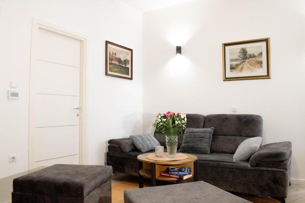 - un salon avec un canapé et une table dans l'établissement Apartman Agata,Osijek, self check-in, à Osijek