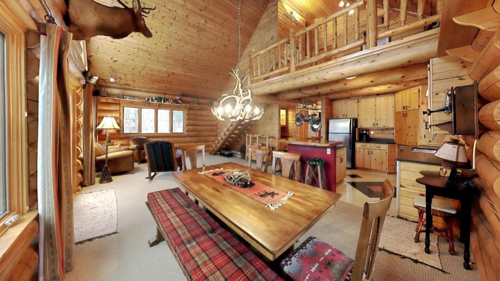 ein Esszimmer mit einem Holztisch in einer Hütte in der Unterkunft Grand View Log Cabin in Seeley