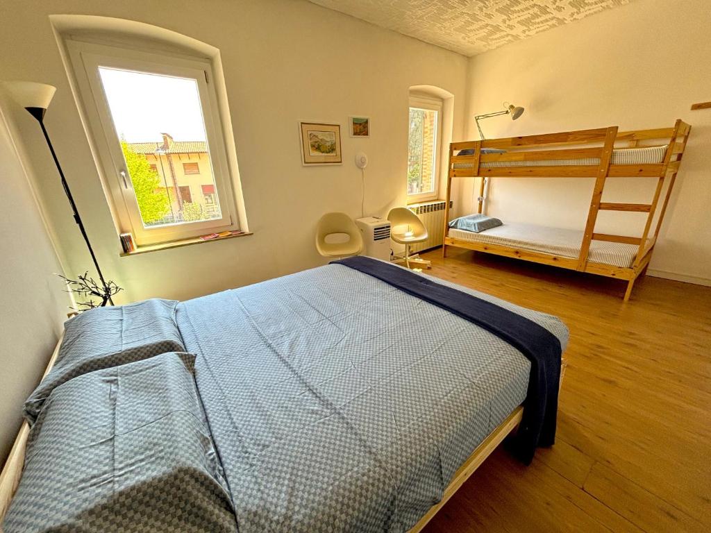 - une chambre avec un lit et des lits superposés dans l'établissement Sweet Apartment for Friends and Family in Valpolicella, à San Pietro in Cariano
