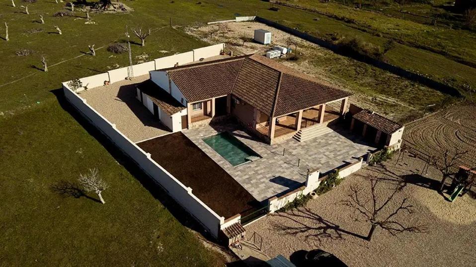 Cette chambre offre une vue sur une maison dotée d'une piscine. dans l'établissement EL SECRETO DE LOS PERALES, à Velada