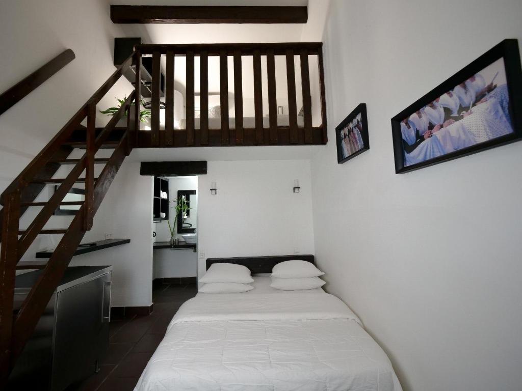 Cette petite chambre comprend un lit et un escalier. dans l'établissement MAS MLS, à Saintes-Maries-de-la-Mer