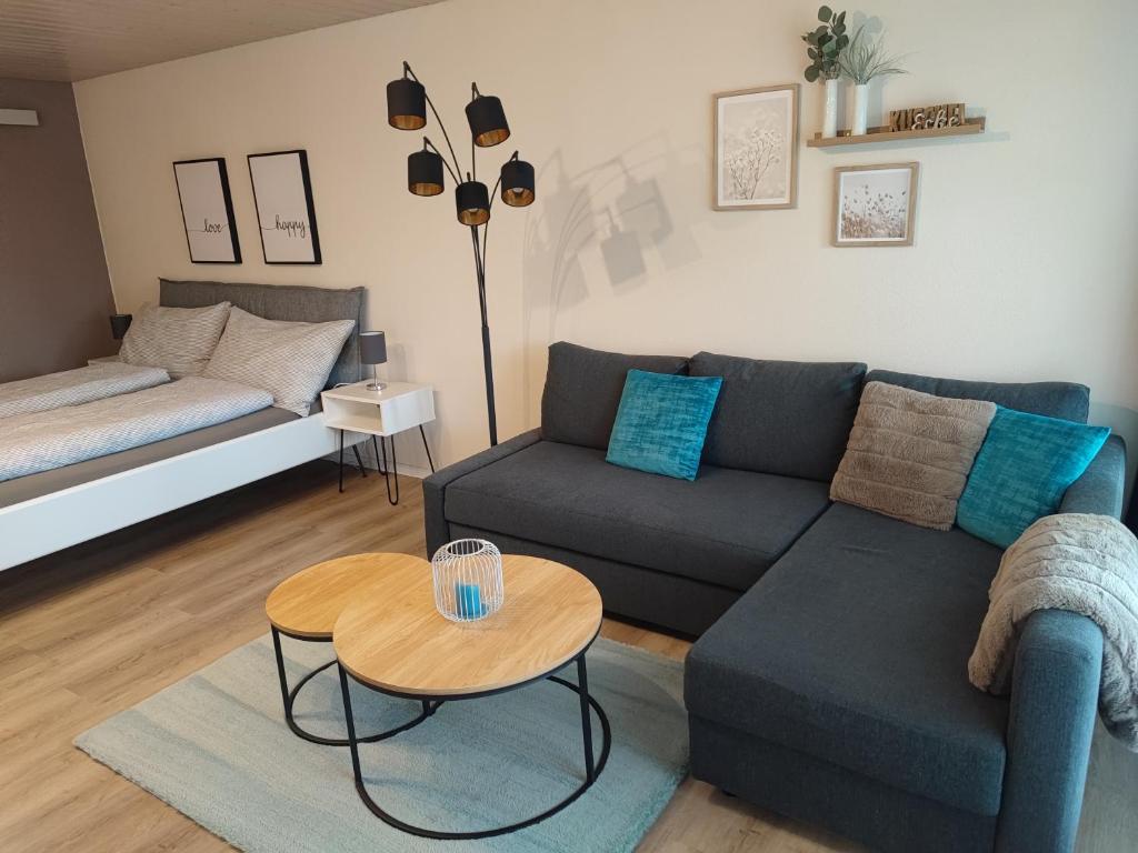 - un salon avec un canapé et une table dans l'établissement Kleine Auszeit - 2-Zimmer Ferienwohnung, à Spiez