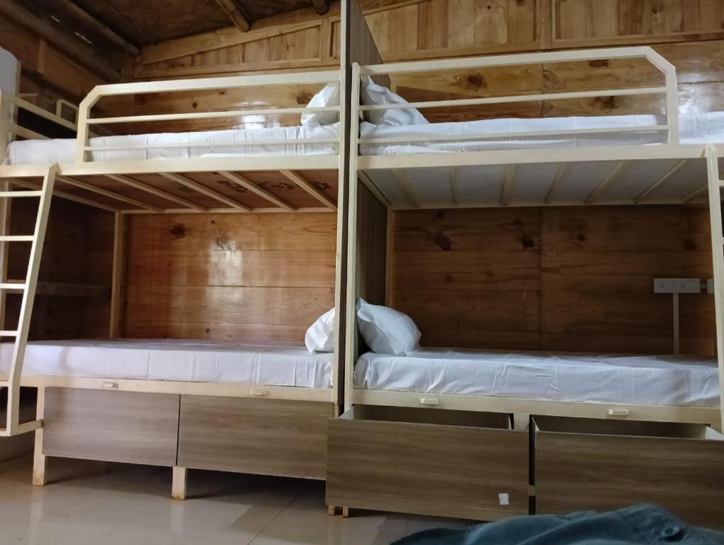Palanda nebo palandy na pokoji v ubytování Jeet hostel and Stay Rooms