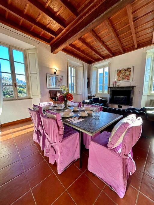 Posezení v ubytování Elegant apartment inside Villa Fontana