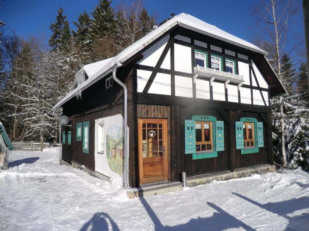 Ferienhaus in Grünheide mit Grill, Garten und Terrasse im Winter