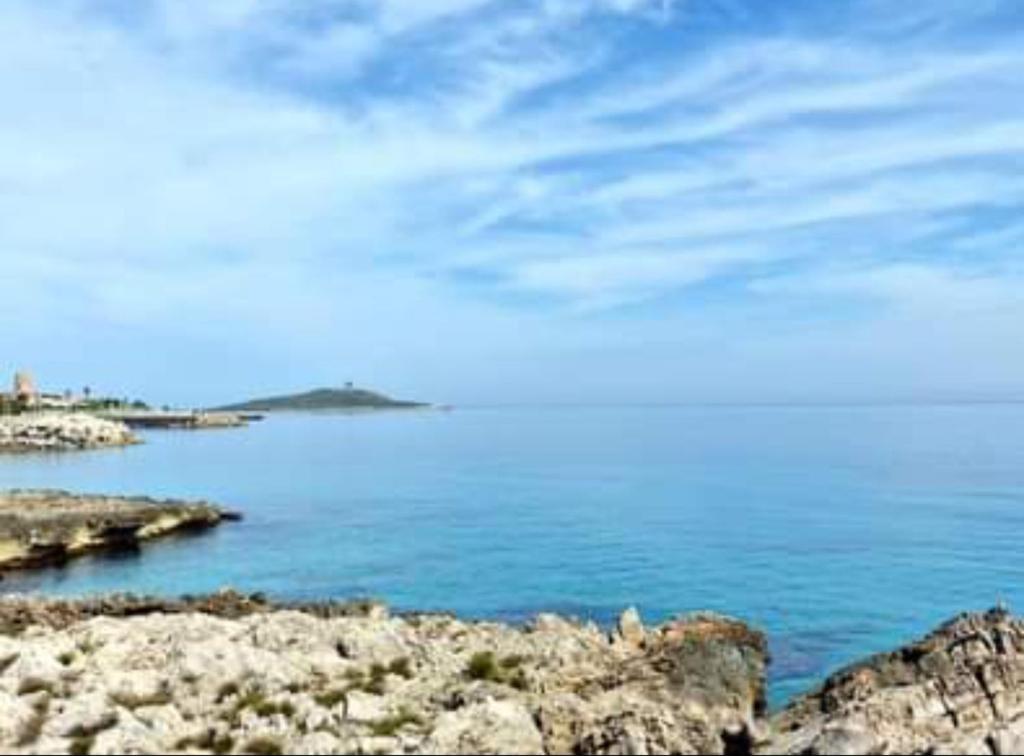 una vista de un cuerpo de agua con rocas en L'isola di Bea, en Isola delle Femmine