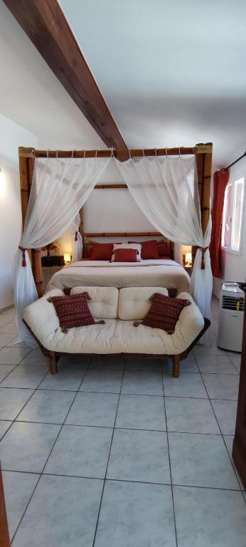 une chambre avec un grand lit à baldaquin dans l'établissement Studio Indépendant, à Toulon