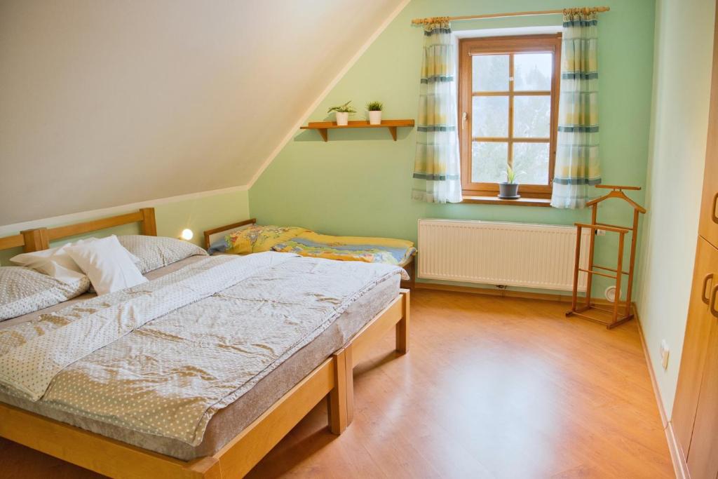 Postel nebo postele na pokoji v ubytování Chalupa Moravský Karlov, čti info od hostitele