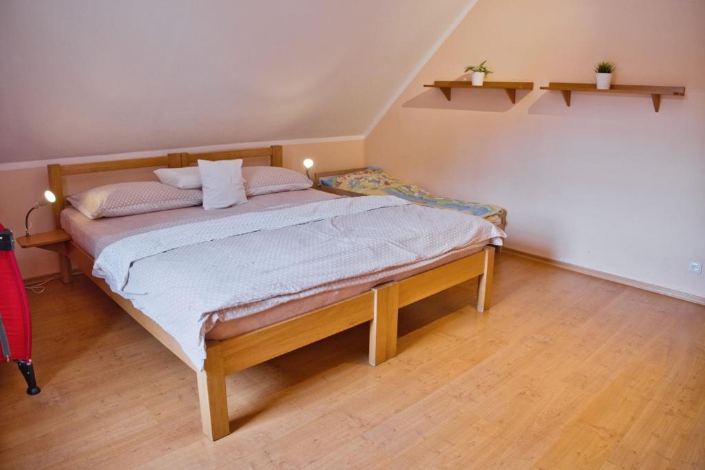 Postel nebo postele na pokoji v ubytování Chalupa Moravský Karlov, čti info od hostitele