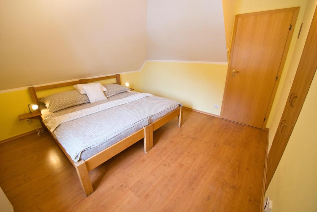 Postel nebo postele na pokoji v ubytování Chalupa Moravský Karlov, čti info od hostitele