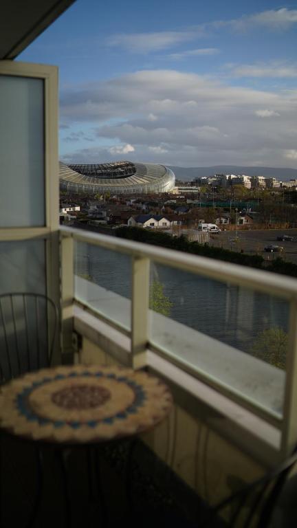 balcón con mesa y vistas a un estadio en The Fitz Apartment, en Dublín