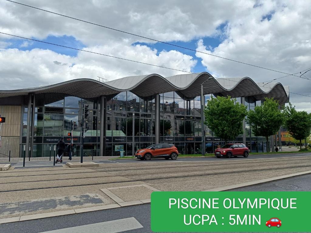un bâtiment avec une voiture garée devant dans l'établissement Couturier lovely appartement proche centre ville, à Reims
