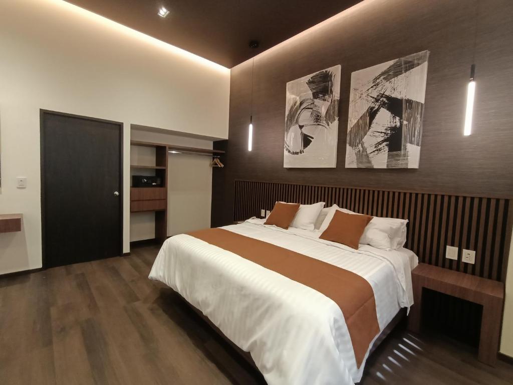 een slaapkamer met een groot bed in een kamer bij Hotel El Salvador in Mexico-Stad