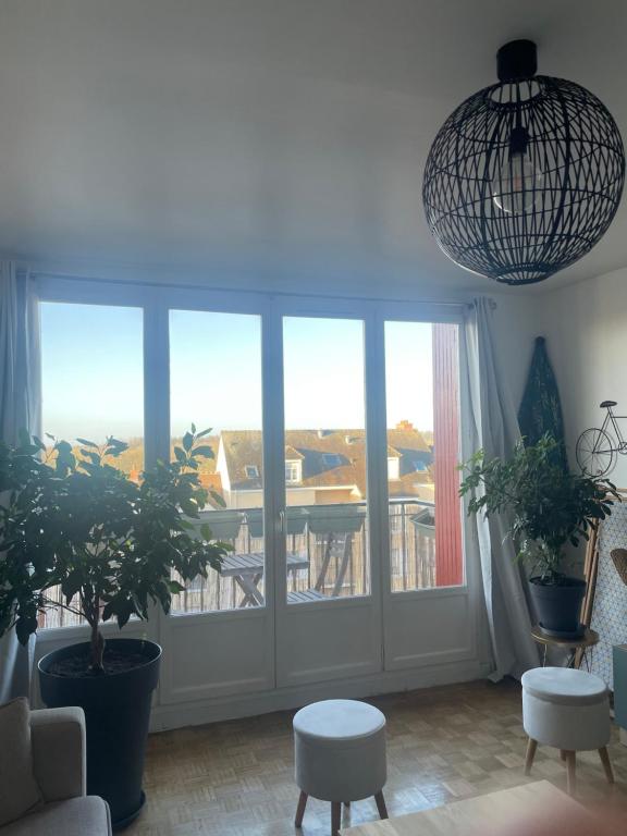 - un salon avec vue sur un balcon dans l'établissement Vue sur la forêt, à Rambouillet