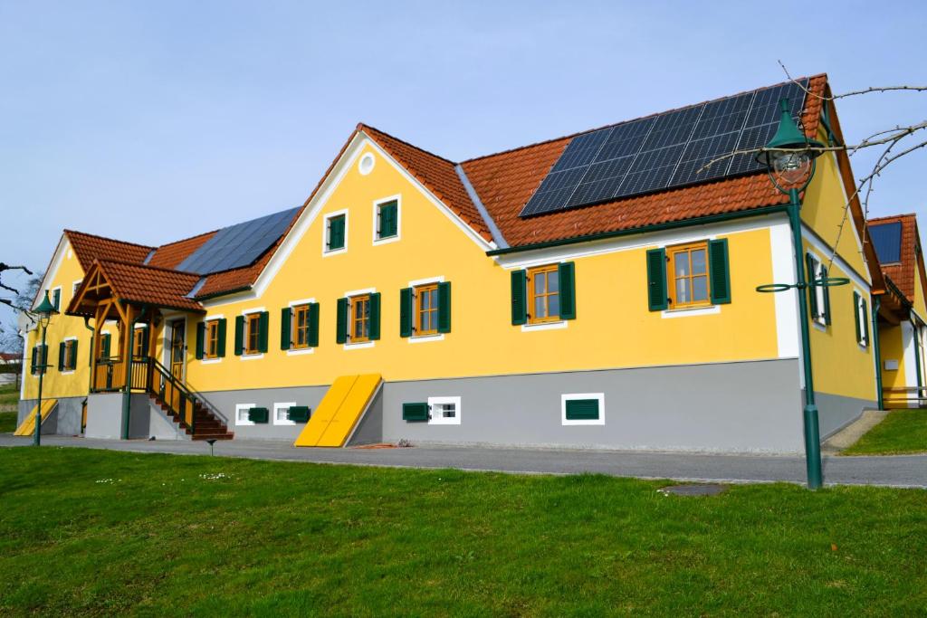 ein Haus mit Sonnenkollektoren auf dem Dach in der Unterkunft Apartment Weitblick in Bad Waltersdorf