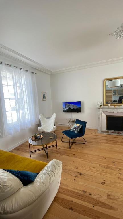 un salon avec un canapé et une table dans l'établissement La Léonardine à deux pas du château royal, à Amboise