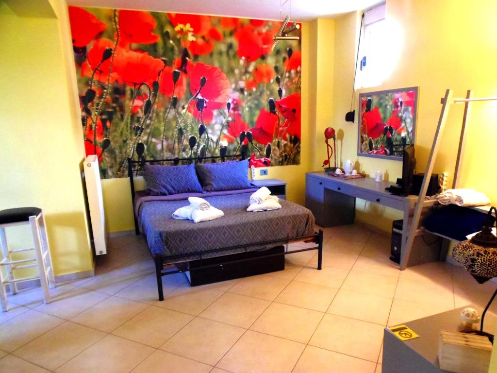 1 dormitorio con 1 cama y una pintura en la pared en Vacation_Studio_near_the_beach en Heraclión