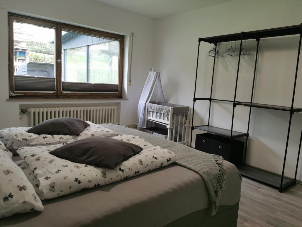 - une chambre avec un lit et des oreillers dans l'établissement Ferienwohnung Waldbröl, à Waldbröl