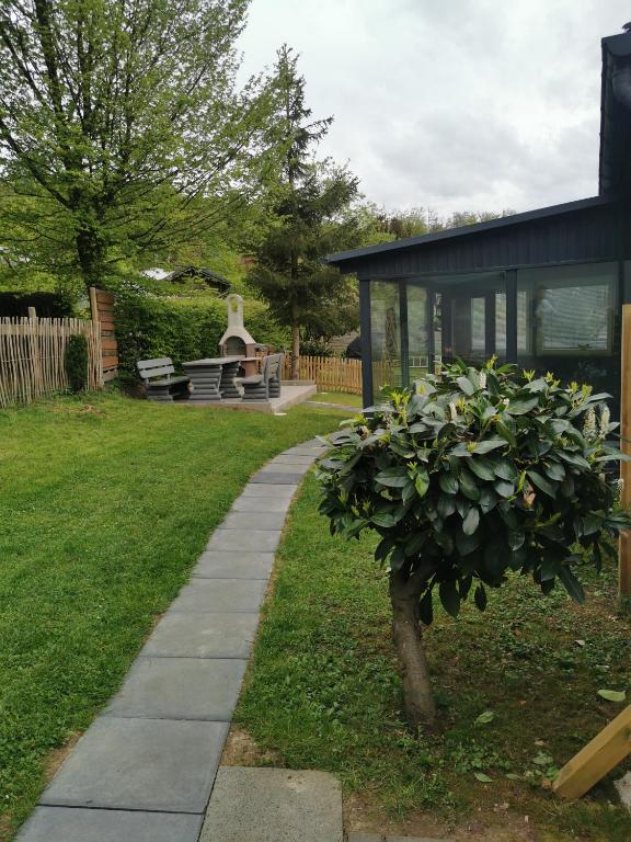 a garden with a house and a walkway at Ferienwohnung Waldbröl in Waldbröl
