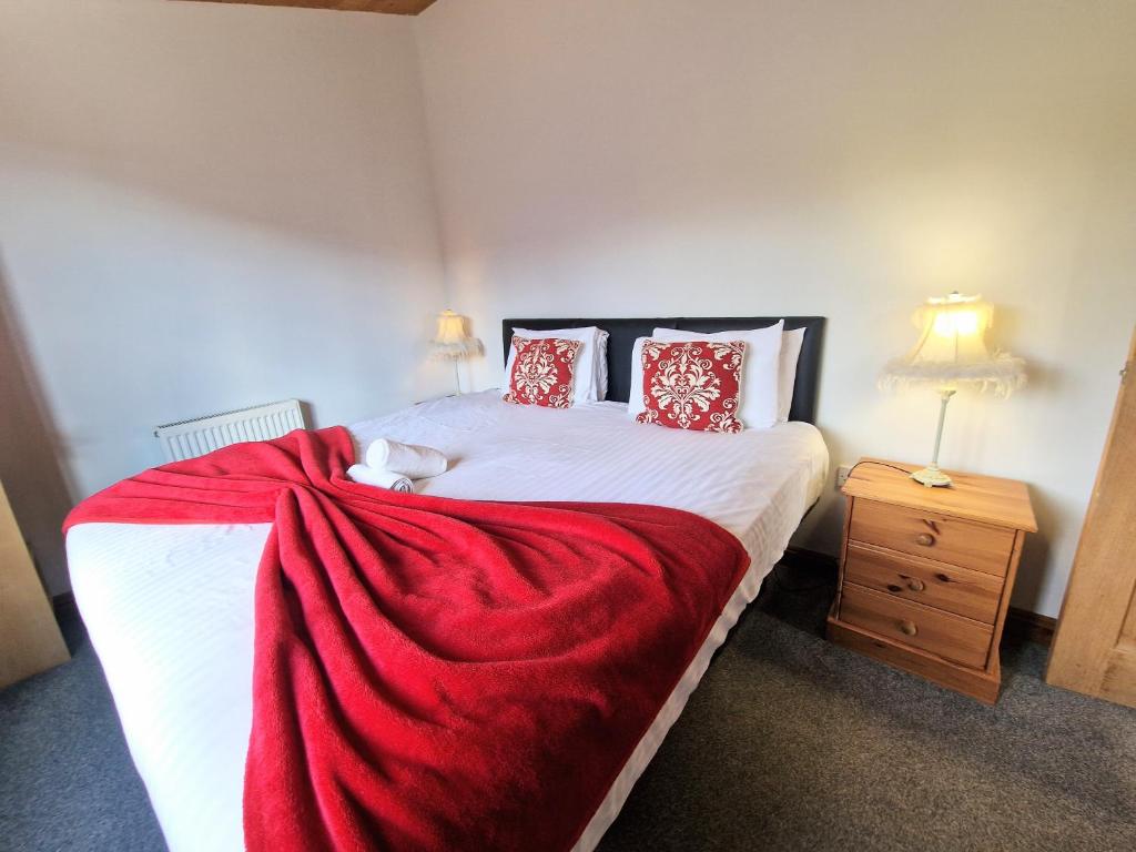 Postel nebo postele na pokoji v ubytování Cleish 7 With Private Hot Tub - Fife - Loch Leven - Lomond Hills - Pet Friendly