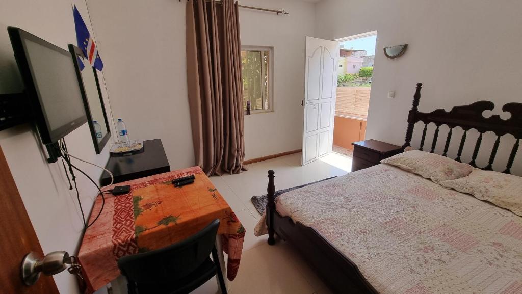 Postel nebo postele na pokoji v ubytování Room in Achada São Filipe, Praia